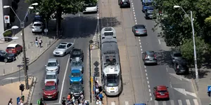 Se schimbă Codul Rutier. Motocicliștii vor putea înainta printre mașini și folosi benzile de autobuz