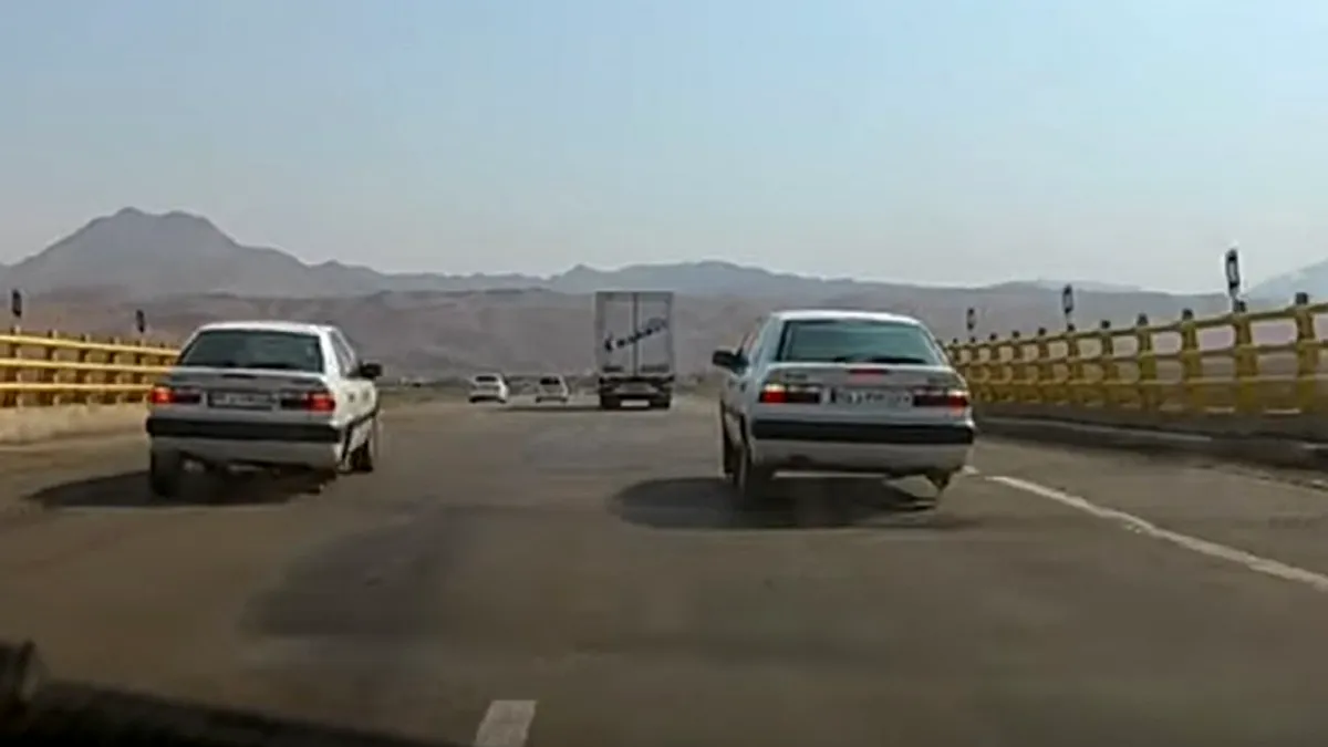 VIDEO. Întrecere inedită pe un drum de mare viteză. Cât de departe ajungi cu doar trei roți?