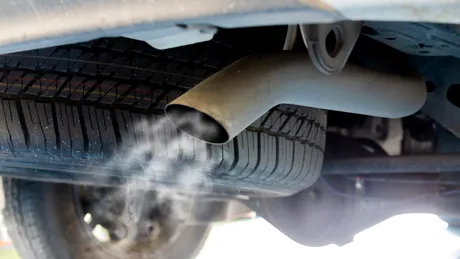 Este legal să lași motorul pornit dacă staționezi mai mult de 5 minute? Ce spune Codul Rutier 2025