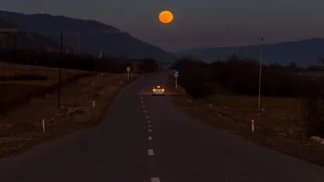 Sistemul Tesla Autopilot confundă luna plină cu un semafor pe galben