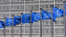 Gata cu AI-ul „invizibil”? UE obligă platformele să spună când conținutul este generat artificial