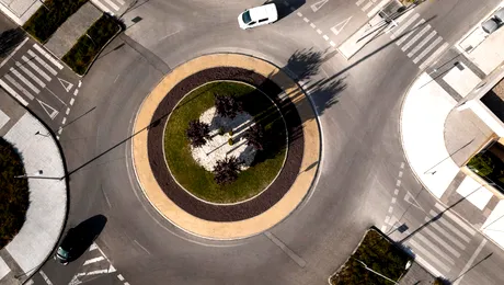 2026: Cine are prioritate, de fapt, în sensul giratoriu. Regula pe care mulți șoferi o încalcă