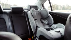 2025: Reguli actualizate pentru montarea și folosirea unui scaun auto pentru copii. Ce riscă șoferii dacă nu le respectă