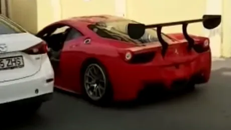 Un supercar Ferrari rămâne fără uşă în Bucureşti - VIDEO