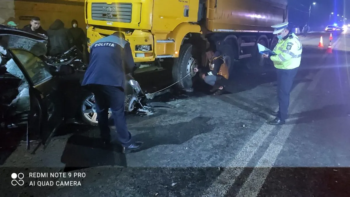 Momentul în care un tânăr pierde controlul mașinii și se izbește de un camion - VIDEO