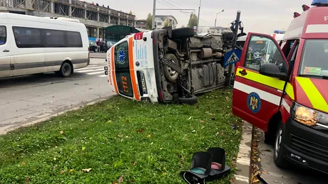 Un BMW a răsturnat o ambulanță în Capitală