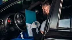Mașină rechemată în service: Ești obligat să te prezinți la verificare? Ce pățesc șoferii care circulă cu aceste mașini