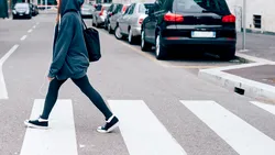 Pietonul pleacă de la locul accidentului pe propriile picioare? Riști până la 7 ani de închisoare dacă nu faci asta