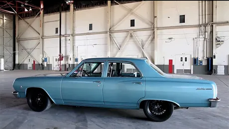 Oameni şi maşini: un bunic de 68 de ani şi Chevy-ul său din 1965