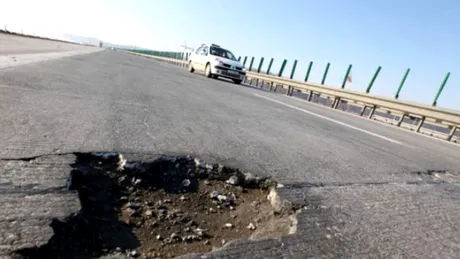 Autostrada Soarelui arată ca după bombardament. Când încep reparațiile