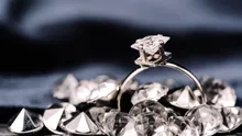 BANCUL ZILEI. Bulă îi face cadou iubitei un inel cu un diamant uriaș: - Scrie Made in China pe el