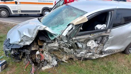 Accident spectaculos pe Drumul Morții E85, între o autobasculantă și un autoturism - VIDEO