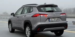 Toyota Corolla Cross Hybrid: crossover-ul japonez ce își caută locul între Honda HR-V și Mazda CX-30