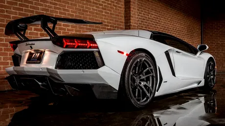 Un Lamborghini Aventador Roadster mai PUR ca oricare altul. GALERIE FOTO