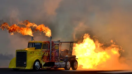 Shockwave (a.k.a. cel mai puternic camion din lume) se întrece cu un avion