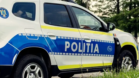 Șoferul unui automobil s-a aruncat în Olt pentru a scăpa de poliție. El făcea transport neautorizat de persoane