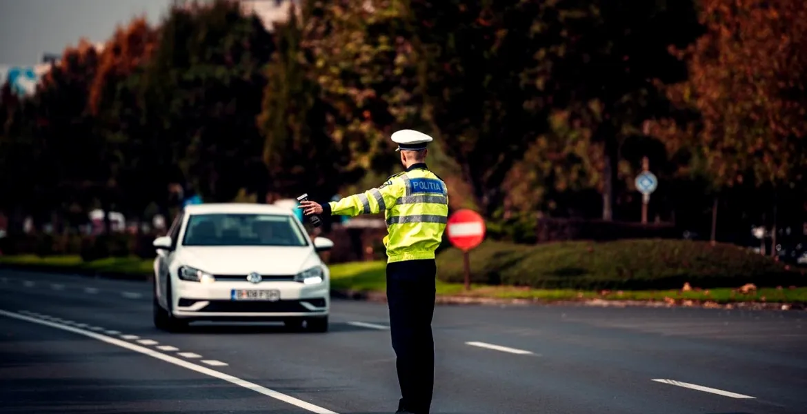 Șofer surprins în timp ce dă flash-uri pe A2, prins de Poliție. Ce sancțiuni a primit pentru gestul său? – VIDEO