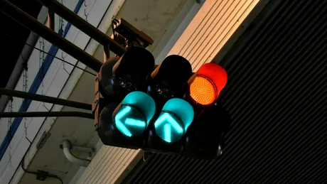 Ești obligat să acorzi prioritate dacă faci stânga și ai verde la semafor?