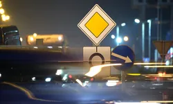 Cine are prioritate în sensul giratoriu semaforizat? Cum se stabilește ordinea de trecere