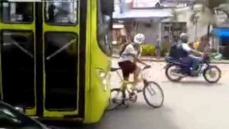 Biciclist vs autobuz. Oare cine câştigă? VIDEO