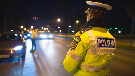 Un tânăr de 17 ani a intrat cu scuterul în autospeciala Poliţiei