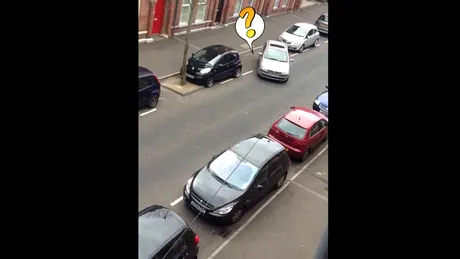 Femeile şi parcarea laterală. VIDEO aşa NU!