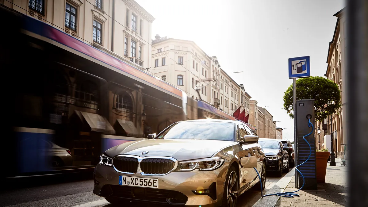Noua funcție BMW eDrive Zones trece automat mașina în modul pur electric. Pe ce modele este disponibilă?