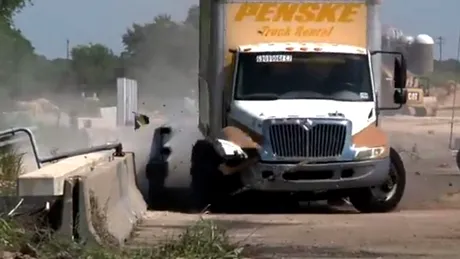 VIDEO: Cât de rezistente sunt parapetele de protecţie de pe poduri? Foarte rezistente