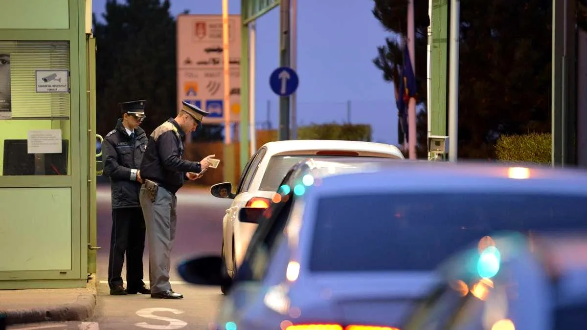 Ce au descoperit polițiștii în peretele dublu al unei mașini? FOTO