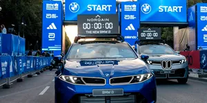 BMW i3, noul rival pentru Mercedes-Benz CLA electric, este mașina oficială de deschidere la BMW Berlin Marathon