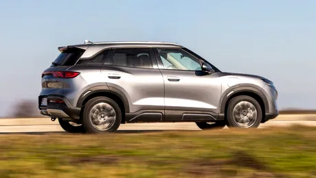 Review BYD ATTO 2 DM-i: SUV-ul plug-in hybrid care promite peste 1.000 km autonomie