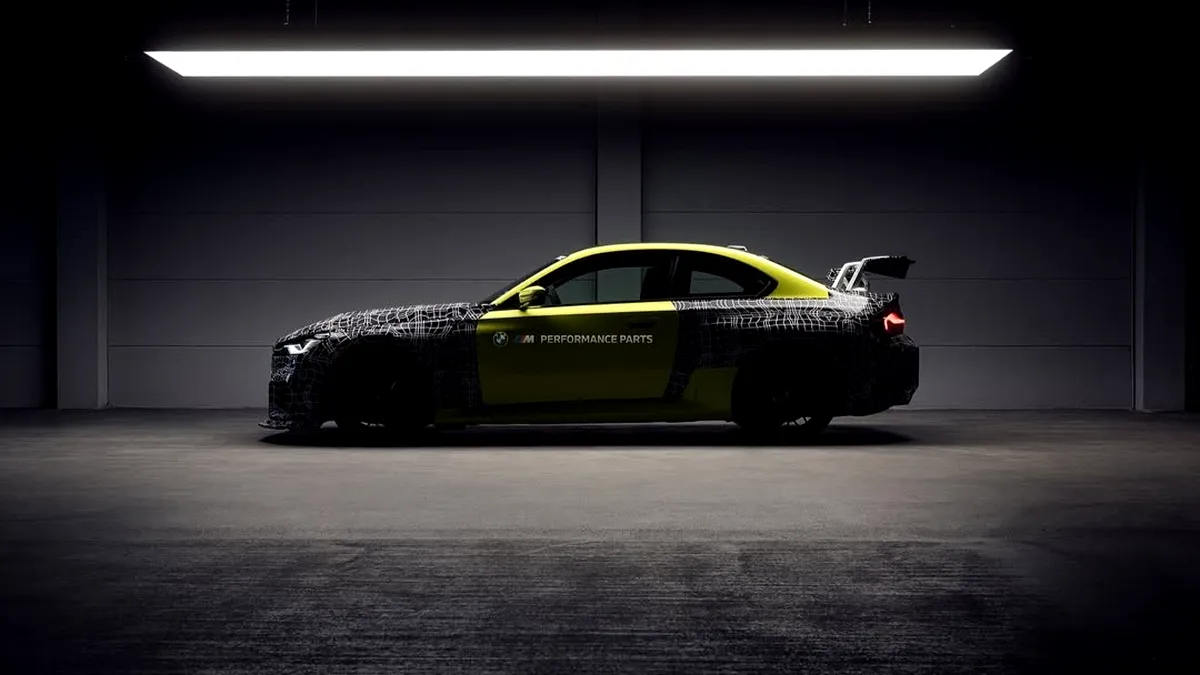 BMW vrea să lanseze în 2026 o mașină de curse pe care o poți conduce și pe stradă