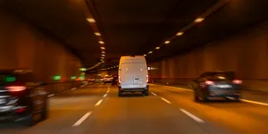 Proiect pentru restricții majore de trafic în București: Curierii și mașinile de aprovizionare ar putea fi interzise la orele de vârf