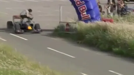 Accident: Fan lovit de o maşina de F1 - săritura în lăţime