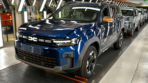 Dacia a produs 8 milioane de automobile la fabrica de la Mioveni. Mașina aniversară este un Bigster finisat în Indigo Blue