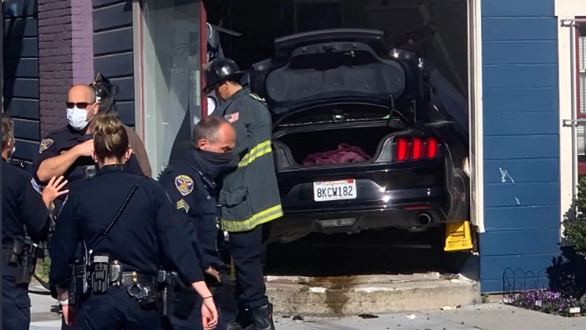 Un șofer a intrat cu un Ford Mustang într-o casă. Nu, nu e banc!