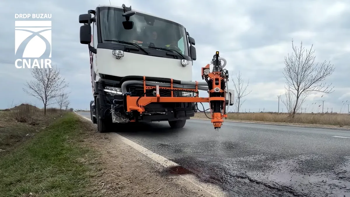 Premieră: Compania de Drumuri a cumpărat o mașină care astupă singură gropile! Prețul: 2,3 milioane lei