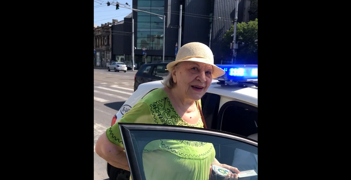 O femeie de 81 de ani a fost amendată pentru traversare pe culoarea roşie, după ce semaforul s-a schimbat pe când se afla la mijlocul trecerii – VIDEO