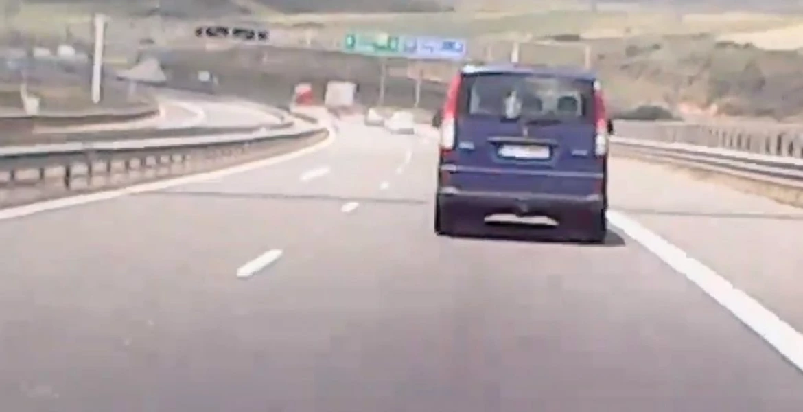 Biciclist filmat pe contrasens pe Autostrada Transilvaniei. Impactul ar fi putut fi fatal – VIDEO