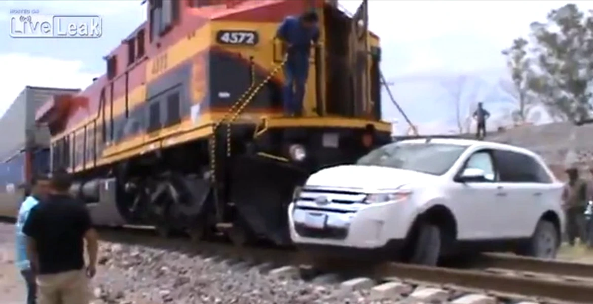 VIDEO. Cât de greu se opreşte un tren după ce loveşte o maşină? GREU
