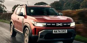 Dacia Duster și Bigster cu motorizare hibridă și tracțiune 4×4 se lansează în UK. Costă doar cu 1.000 de lire mai mult decât 2WD
