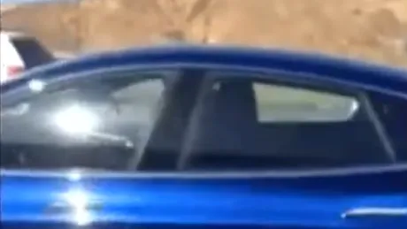 Şofer de Tesla surprins în timp ce dormea la volan  | VIDEO