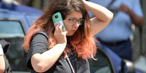 Pietonii care folosesc telefonul mobil pe drumurile publice, amendați la fel ca șoferii. O nouă regulă în Codul Rutier din Italia