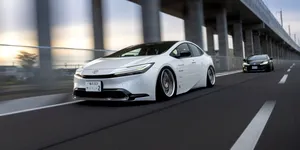 Toyota Prius nu mai este o mașină urâtă, iar tunerii nu ezită să aducă modificări hibridei japoneze – VIDEO