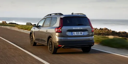 Imagini spion cu noua Dacia Jogger. Ce schimbări vor fi aduse versatilului model de la Mioveni?