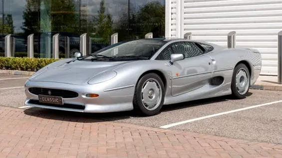 <span class='prepend'>Foto |</span> O mașină din colecția sultanului din Brunei este scoasă la vânzare: un Jaguar XJ220 cu 4.300 de kilometri la bord