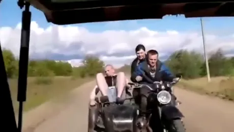Trei ruşi beţi morţi vor să se plimbe cu motocicleta. Rezultatul a ajuns de râsul Internetului - VIDEO VIRAL