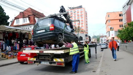 Totul despre ridicarea unei maşini parcate ilegal. Cine şi când poate decide să facă asta