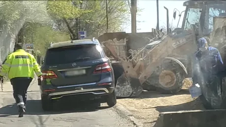 Un Mercedes-Benz ML a fost luat în cuvă de un excavator