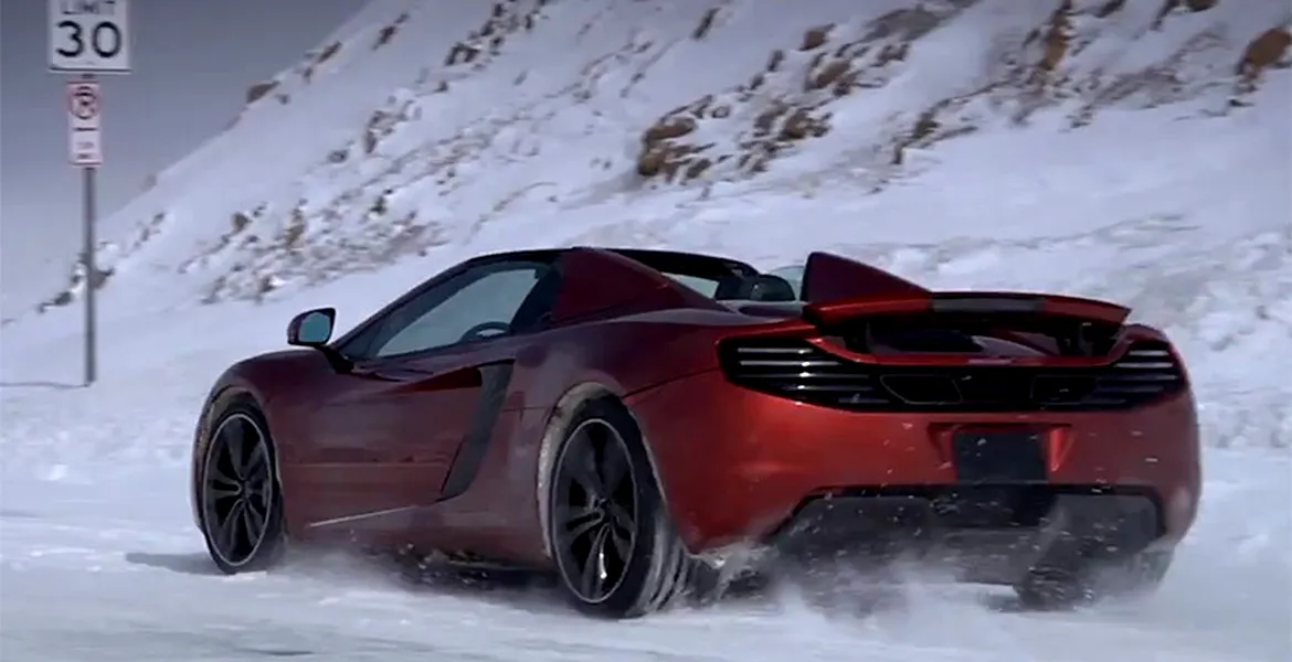 VIDEO: Un McLaren MP4-12C Spider se ia la întrecere cu un snowboarder